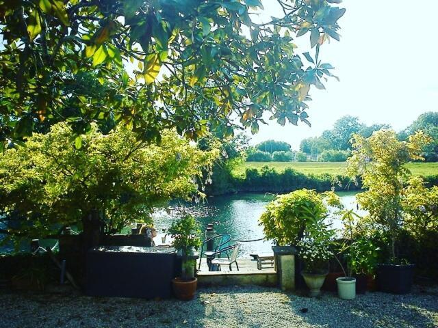Quai Des Fleurs Bed and Breakfast Saint-Savinien Buitenkant foto